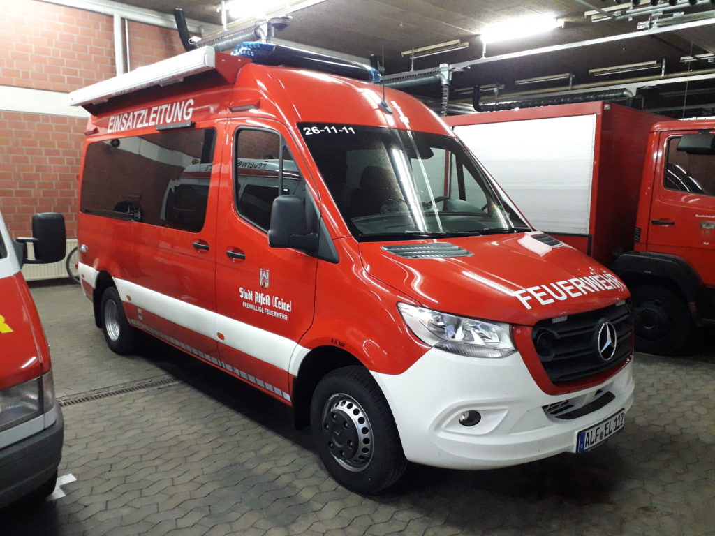 Einsatzleitwagen (ELW 1), Funkrufname: Florian Hildesheim Land 26-11-11. Neubeschaffung. 2020 in Dienst gestellt. Aufbauhersteller: GSF Sonderfahrzeugbau. ELW der neuesten Generation mit modernster Einsatzleitsoftware und Kommunikationsmitteln.
